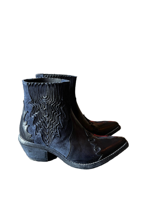 Ibiza Boots in Navy
